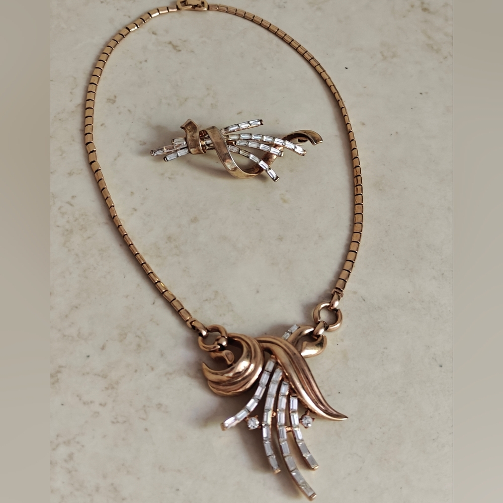 Elegant Trifari Meteor Gold Plated Necklace And Brooch Jewelry Set